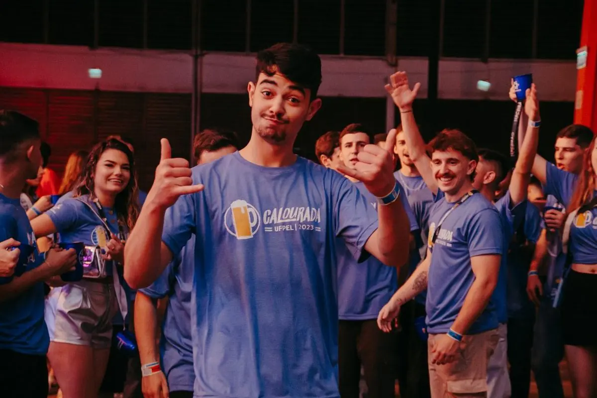Turma com a camiseta do curso na Calourada