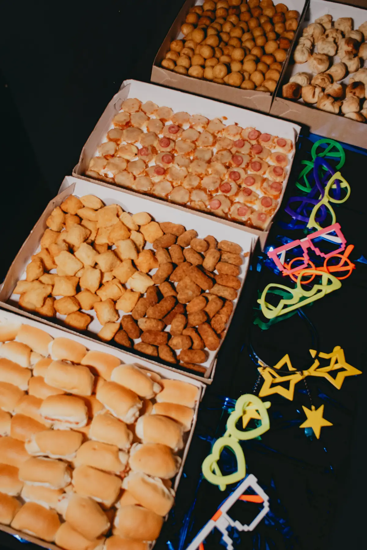Salgados e adereços da festa