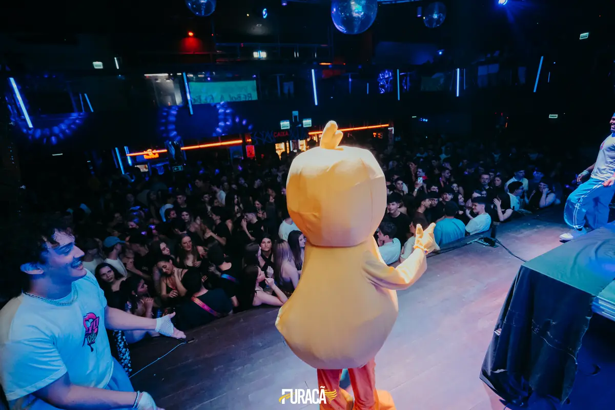 Mascote da festa animando a pista