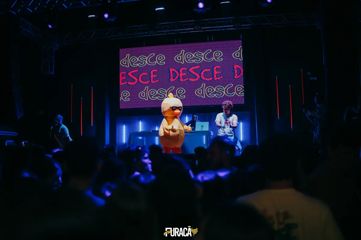 Telão e estrutura de palco