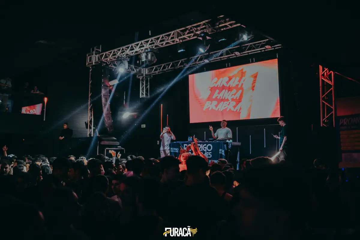 Iluminação e telão do evento